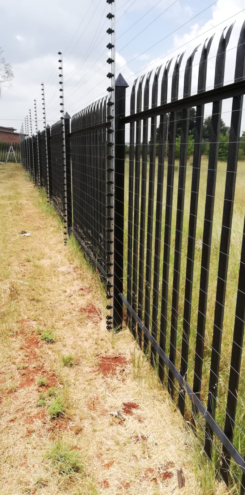 Electric fencing on palisade barrier